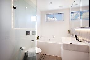 Perfect Located 2-bed With Spacious Balcony & BBQ