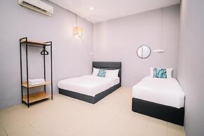 Swing & Pillows at 87 Chulia St