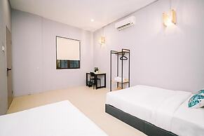 Swing & Pillows at 87 Chulia St