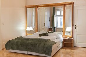 Spacious 4BR Apt Long Stay Friendly