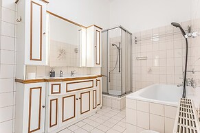 Spacious 4BR Apt Long Stay Friendly