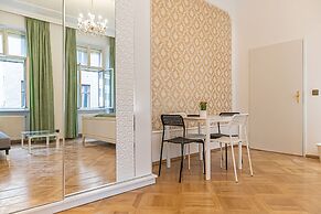 Spacious 4BR Apt Long Stay Friendly