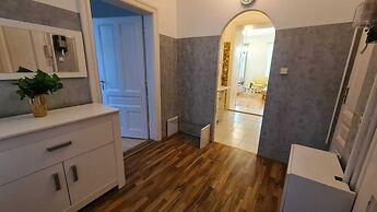 Spacious 2BR Apt Long Stay in Vienna