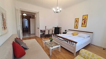 Spacious 2BR Apt Long Stay in Vienna
