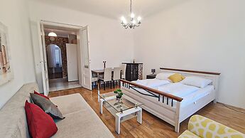 Spacious 2BR Apt Long Stay in Vienna