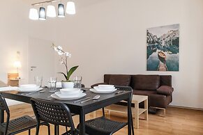 Bright 2BR Apt Perfect Long Stay