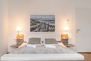 Bright 2BR Apt Perfect Long Stay