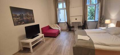 Charming 1BR Apt Near Central Vienna