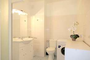 Spacious Studio Apartment Close to The Martinez - 2313