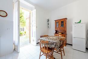 Spacious 2-bedroom flat near the beach