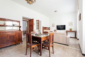 Spacious 2-bedroom flat near the beach