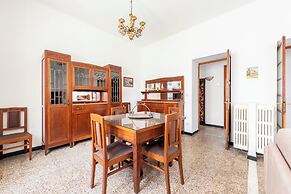 Spacious 2-bedroom flat near the beach