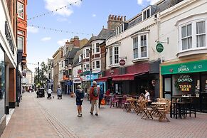 Spacious 2-floor Flat Near Weymouth Seafront