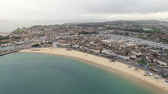 Spacious 2-floor Flat Near Weymouth Seafront