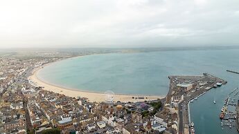 Spacious 2-floor Flat Near Weymouth Seafront