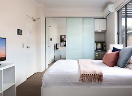 Bright Studio Steps From Westmead Hospital