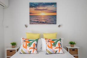 Seafront Getaway Studio, Great Location With Pool