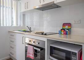 Seafront Getaway Studio, Great Location With Pool