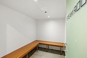 Executive 2-bed With Stadium View, Great Amenities