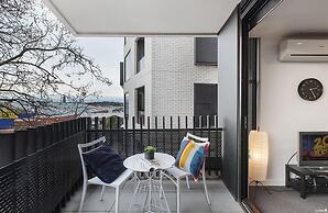 2 bed Apartment in Trendy Collingwood