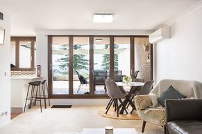 Beachfront Manly Apartment With Balcony & Parking