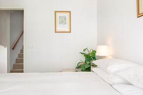 Beachfront Manly Apartment With Balcony & Parking