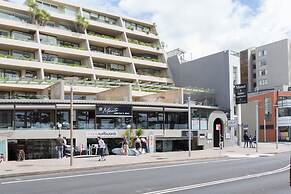 Beachfront Manly Apartment With Balcony & Parking