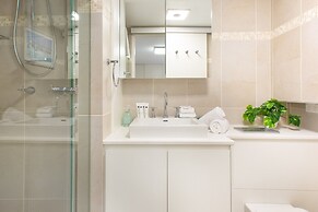 Beachfront Manly Apartment With Balcony & Parking