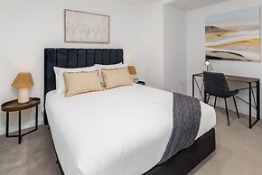 Chic 3-bed in Central With Pool, Sauna and Gym