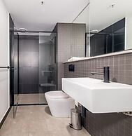 Chic 3-bed in Central With Pool, Sauna and Gym