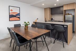Chic 3-bed in Central With Pool, Sauna and Gym