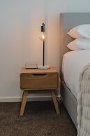 Central 1-bed With Balcony, Rooftop BBQ & Parking
