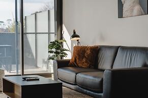 Central 1-bed With Balcony, Rooftop BBQ & Parking