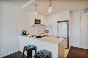 Central 1-bed With Balcony, Rooftop BBQ & Parking