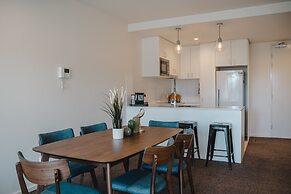 Central 1-bed With Balcony, Rooftop BBQ & Parking