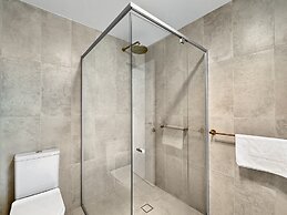 Deluxe 3-bed Unit With Views