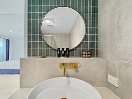 Deluxe 3-bed Unit With Views