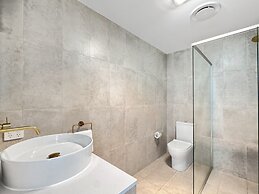 Deluxe 3-bed Unit With Views