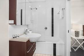2-bed Near Brisbane CBD With Pool, Sauna & BBQ