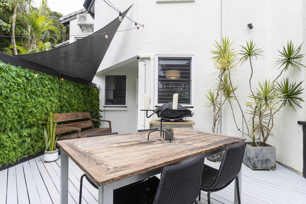 Beachside 2-bed House With Pool, Courtyard & BBQ