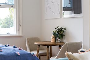 Intimate Studio Apartment With Balcony in Glebe