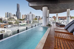 Chic 1-bed With Parking, Pool and Gym