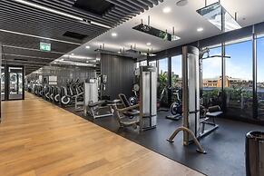 Chic 1-bed With Parking, Pool and Gym