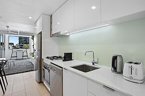 Stellar Location With Parking, Pool & Gym Access
