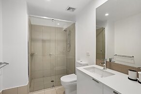 Stellar Location With Parking, Pool & Gym Access