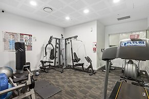 Stellar Location With Parking, Pool & Gym Access