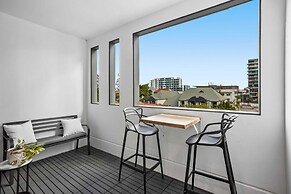 Stellar Location With Parking, Pool & Gym Access