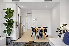 Stellar Location With Parking, Pool & Gym Access