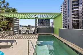 Stellar Location With Parking, Pool & Gym Access