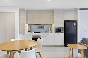 Luxe Oceanfront 1-bed High Rise With Pool & Gym